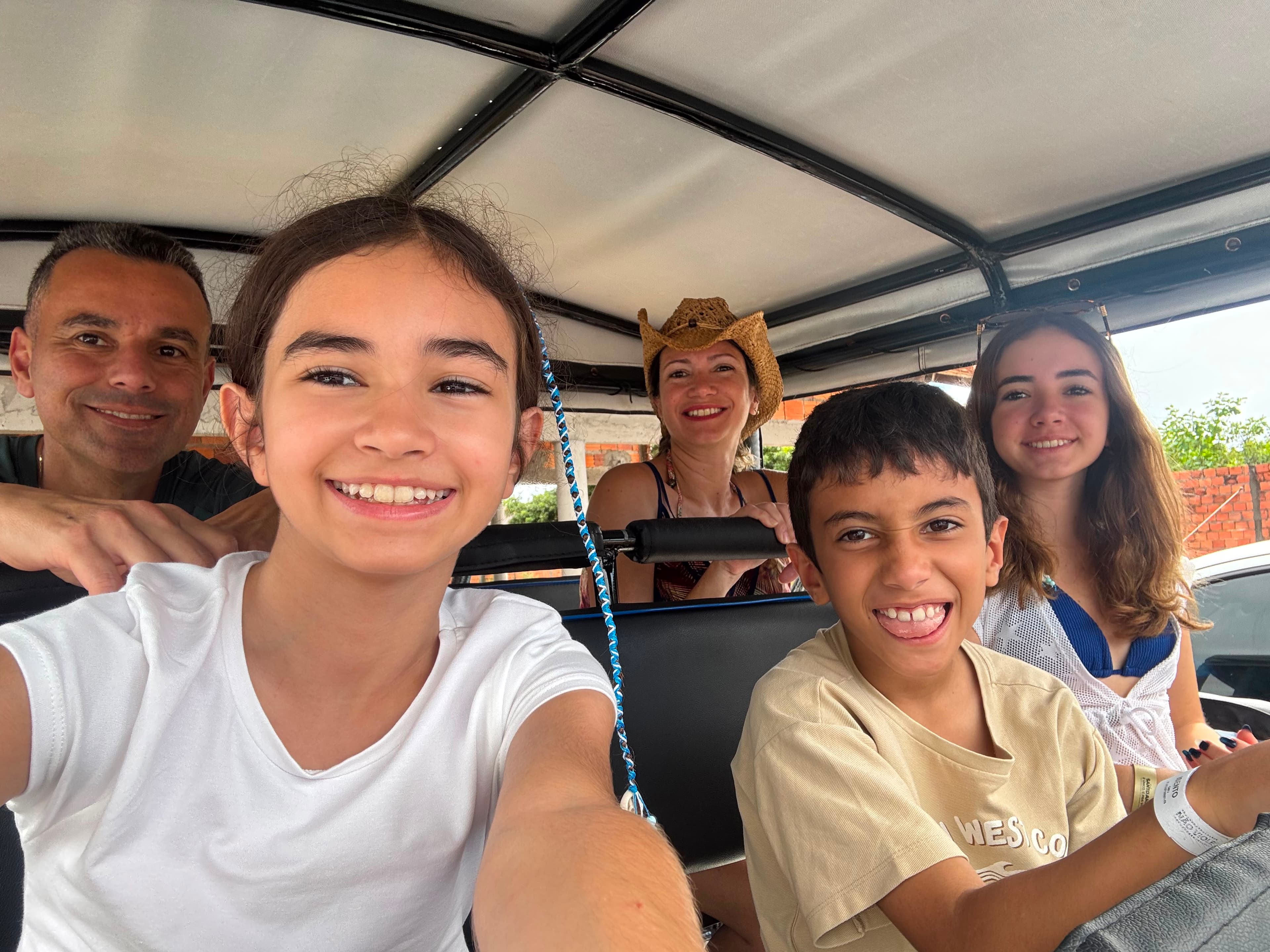 Luana com a família passeando de buggy